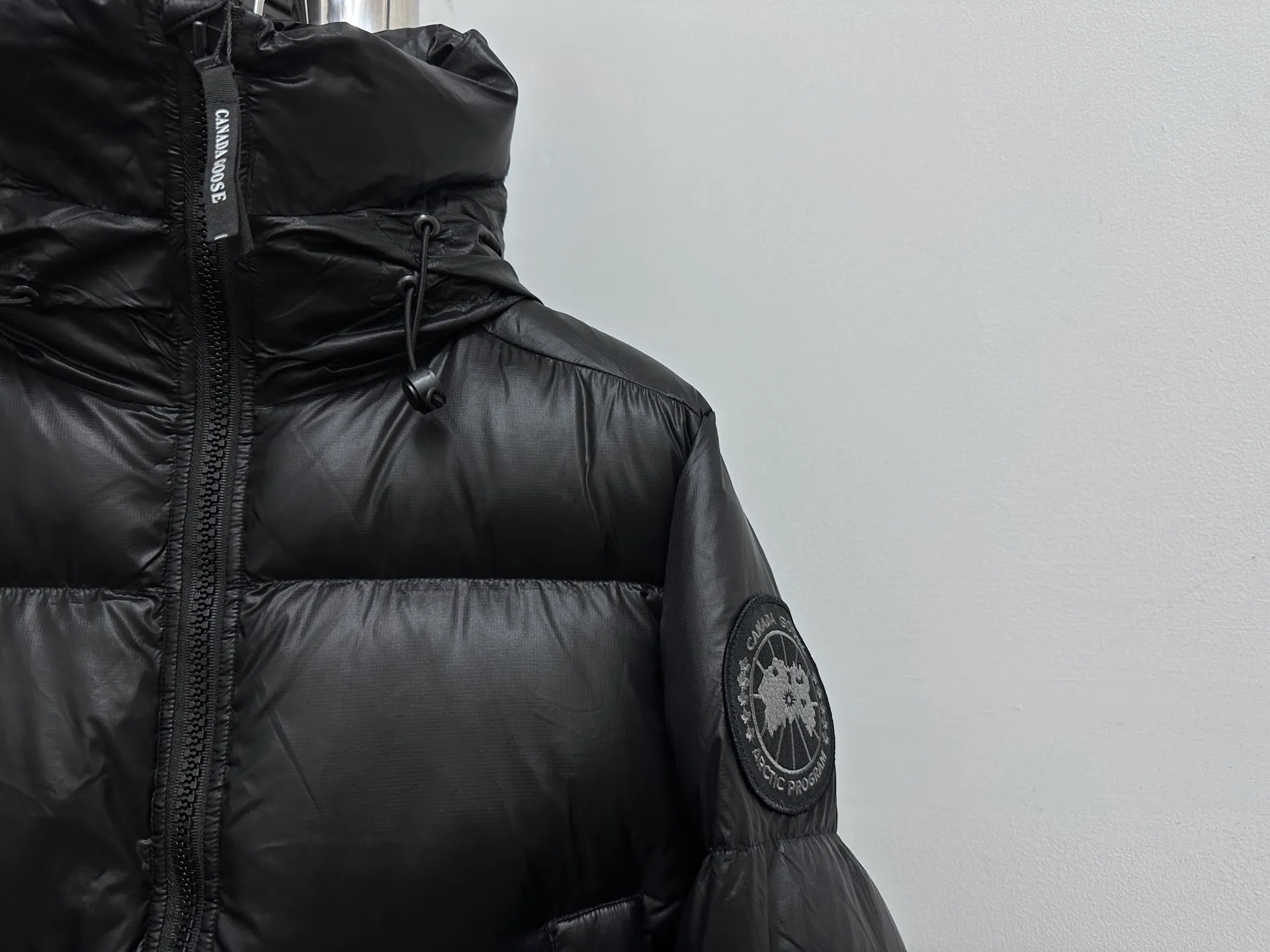 P780 [𝘾𝘼𝙉𝘼𝘿𝘼 𝙂𝙊𝙊𝙎𝙀] Canada Goose's limited new Crofton puff down jacket, top version, ceiling level Crofton soft loaf, 2024 latest style, cold protection effect up to level 4, using recycled Feather-Light tear-resistant fabric, ultra-light, no weight on the upper body at all! The unique black label highlights your temperament‼ ️ Canada Goose, a Canadian brand, has always been recognized as the warmest down jacket. Various Instagram celebrities, Internet celebrities, and celebrities often wear it for street photos. I make Canada Goose every year, but I still can't get rid of my love for it. No matter how cold the days are, there is no need to be afraid, because there is! Filled with 90% white duck down, it is the legendary warmest down jacket and is known as a must-have for Arctic outdoor sports! The most popular down jacket in the world, celebrities are rushing to buy it, it is a must-have!  Size: S~XXL